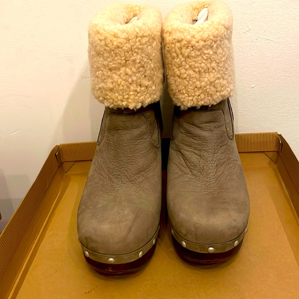 Woman
￼Ugg boots
